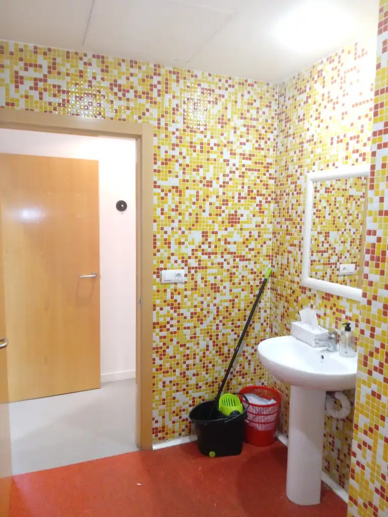 Baño de Local de alquiler en Burgos con Calefacción y Alarma