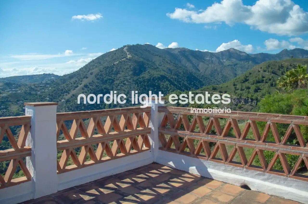 Vista exterior de Casa o chalet en venta en Frigiliana con Terraza, Piscina y Amueblado