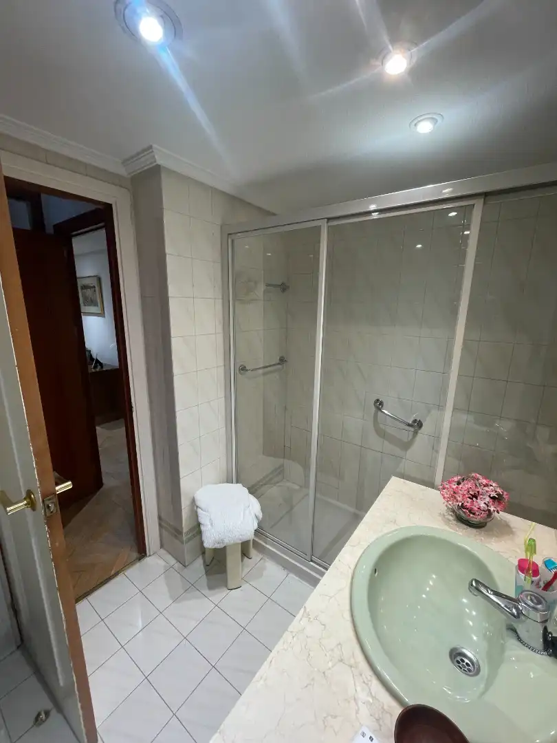 Baño de Ático en venta en Pozuelo de Alarcón con Aire acondicionado, Calefacción y Jardín privado