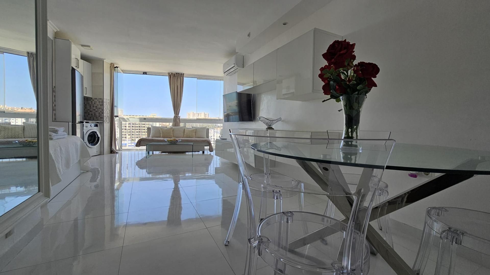 Sala d'estar de Estudi en venda en Benalmádena amb Aire condicionat i Piscina comunitària