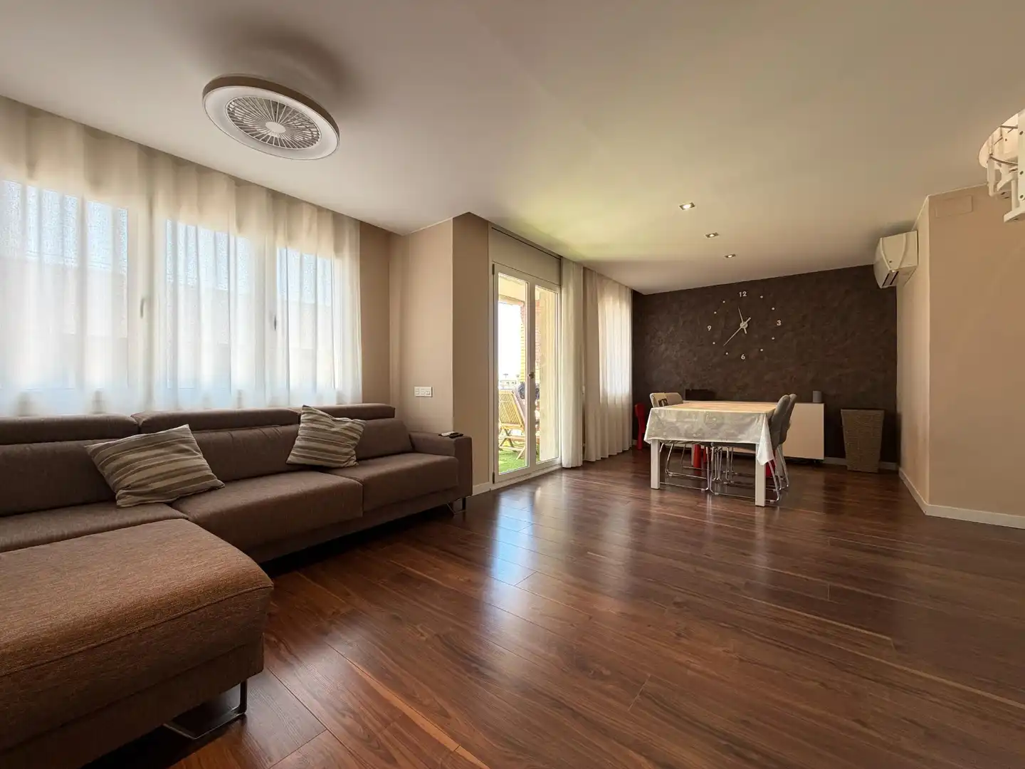 Sala d'estar de Dúplex en venda en Terrassa amb Aire condicionat, Parquet i Terrassa