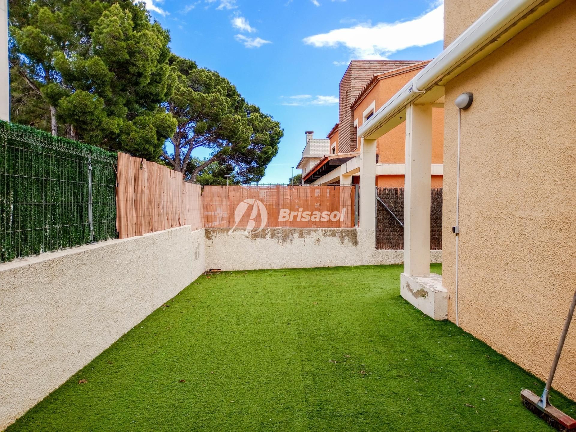 Terrassa de Casa adosada en venda en Mont-roig del Camp amb Aire condicionat, Calefacció i Jardí privat