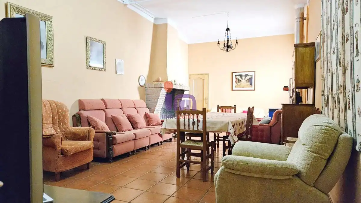 Casa con terraza en venta en Valdepeñas, imagen 2