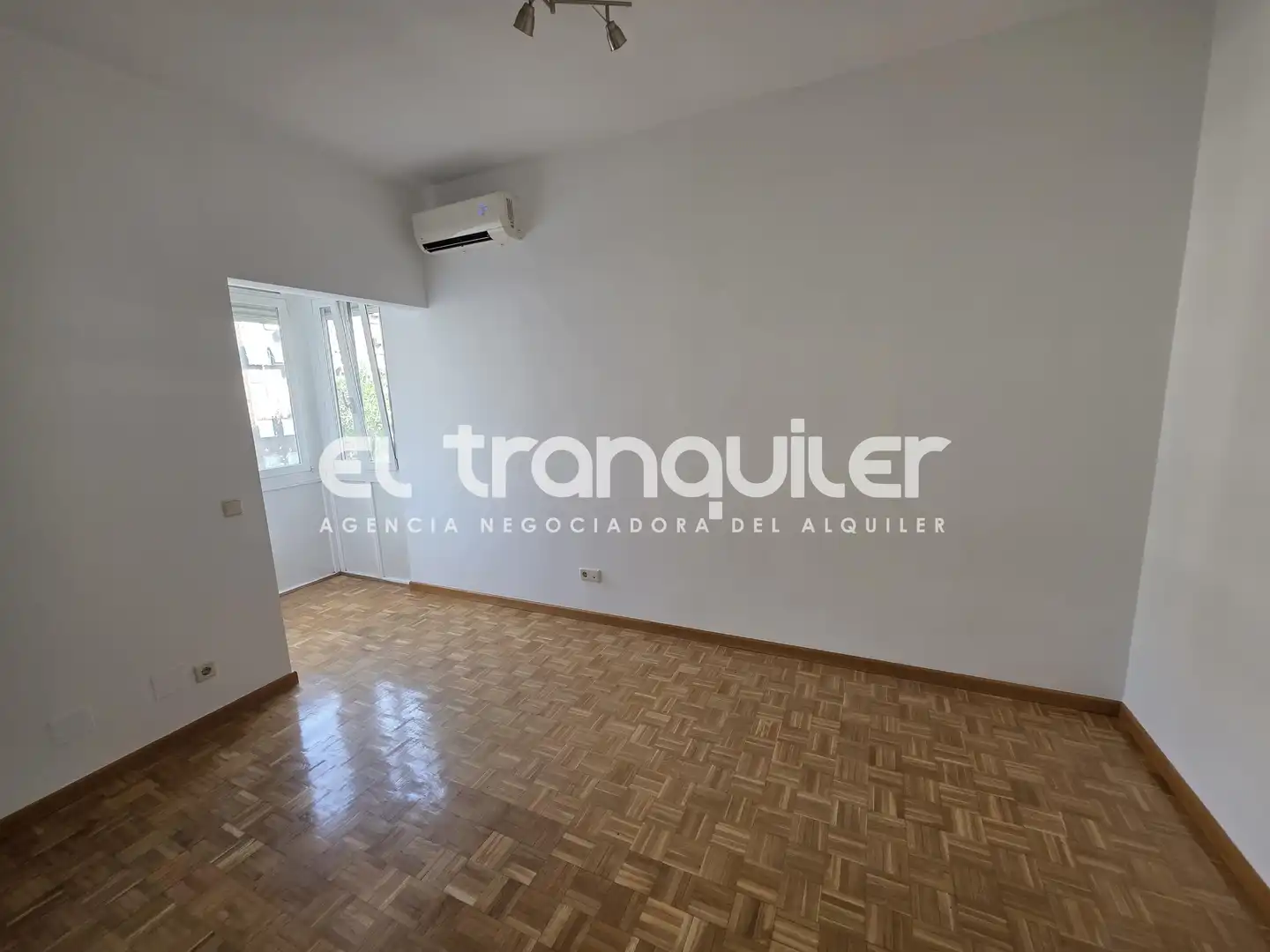 Bedroom of Study for rent in Madrid  with Air Conditioner, Parquet flooring and Washing machine