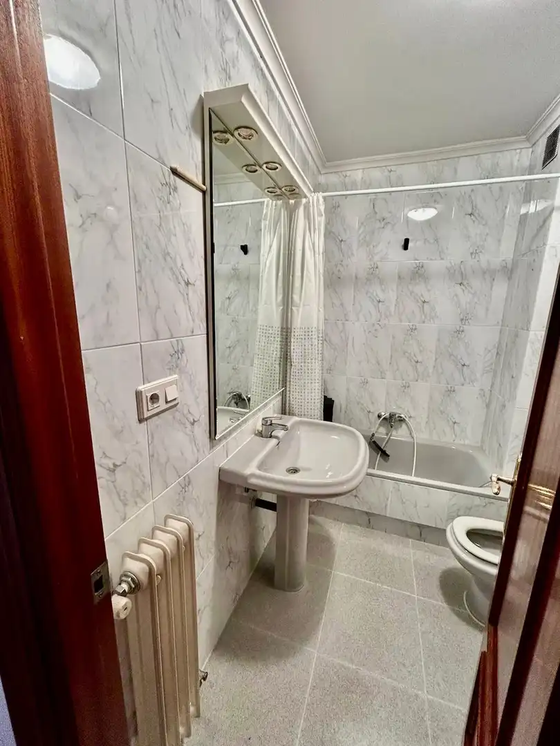 Bany de Pis en venda en La Bañeza  amb Calefacció i Terrassa