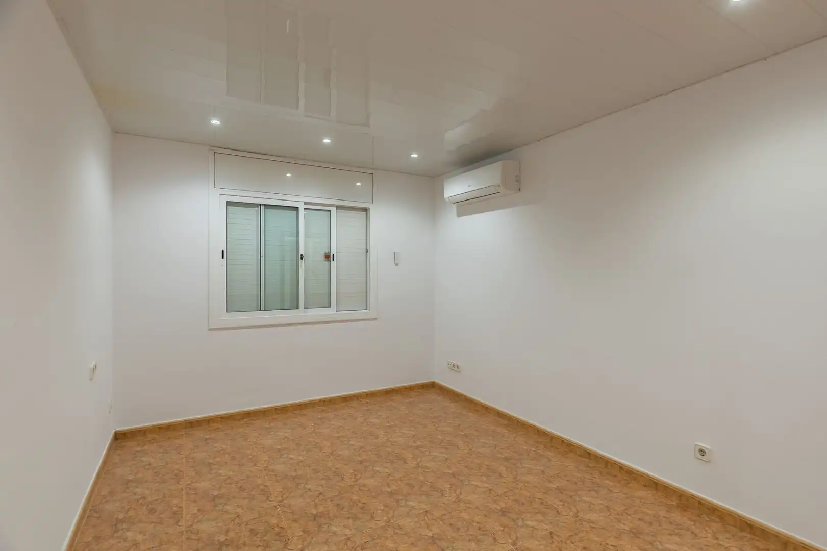 Flat for sale in Badalona  with Air Conditioner