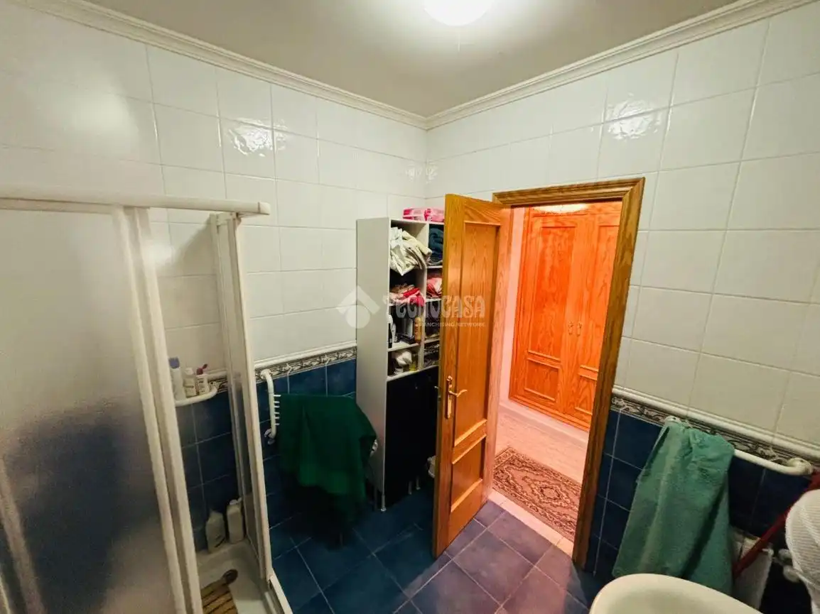Baño de Casa adosada en venta en Escalona con Aire acondicionado, Calefacción y Amueblado