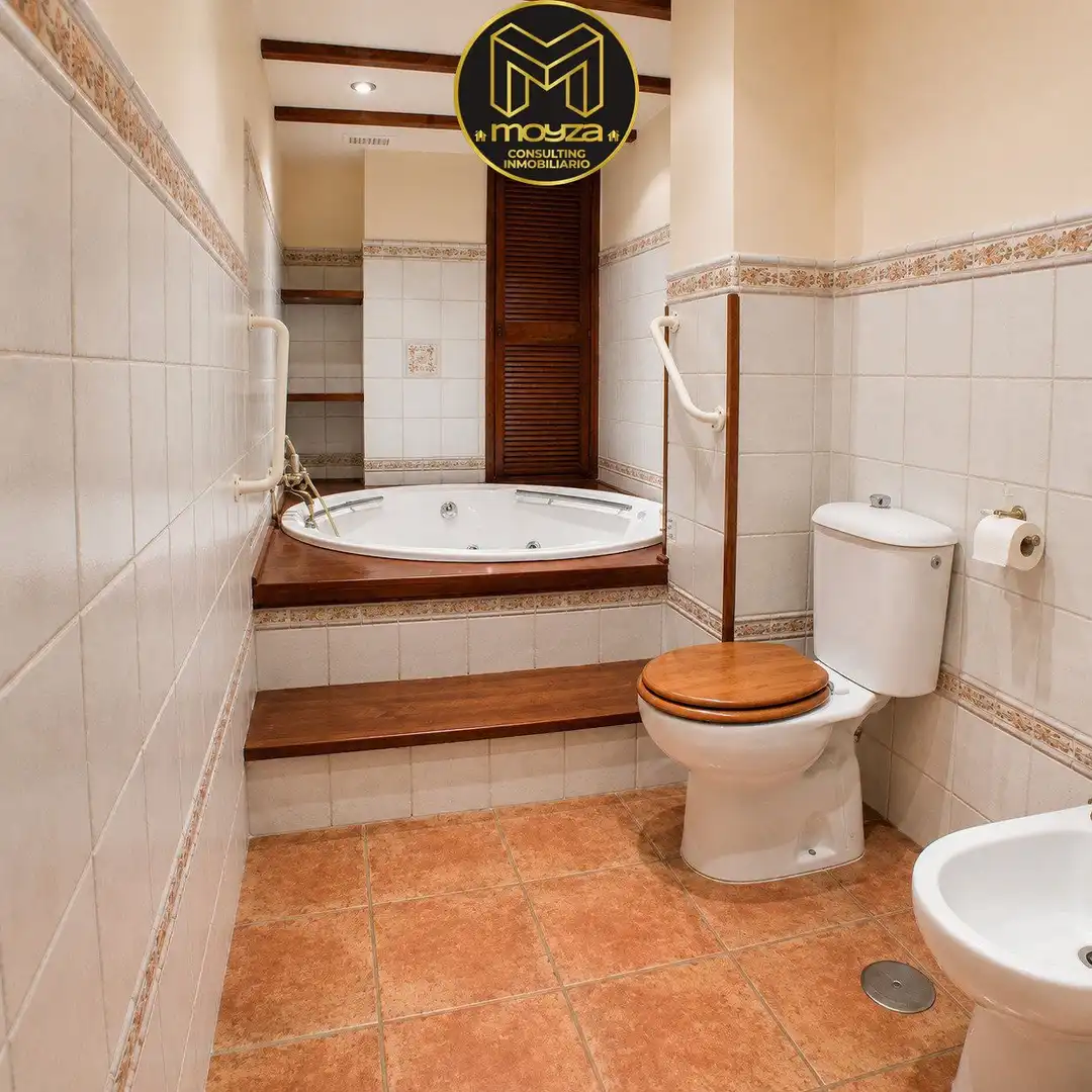 Bathroom of Flat for sale in Linares  with Air Conditioner, Heating and Storage room