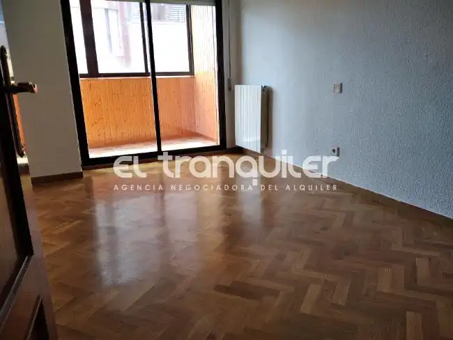 Wohnung zur Miete in Calle LOS PINOS, Prado Santo Domingo - Ensanche