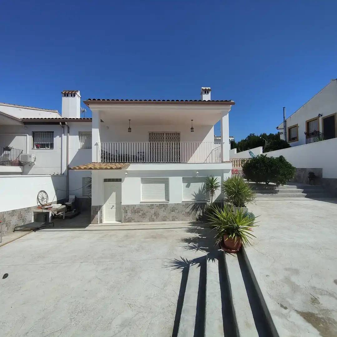 Vista exterior de Casa adosada de lloguer en Montserrat amb Calefacció, Jardí privat i Parquet