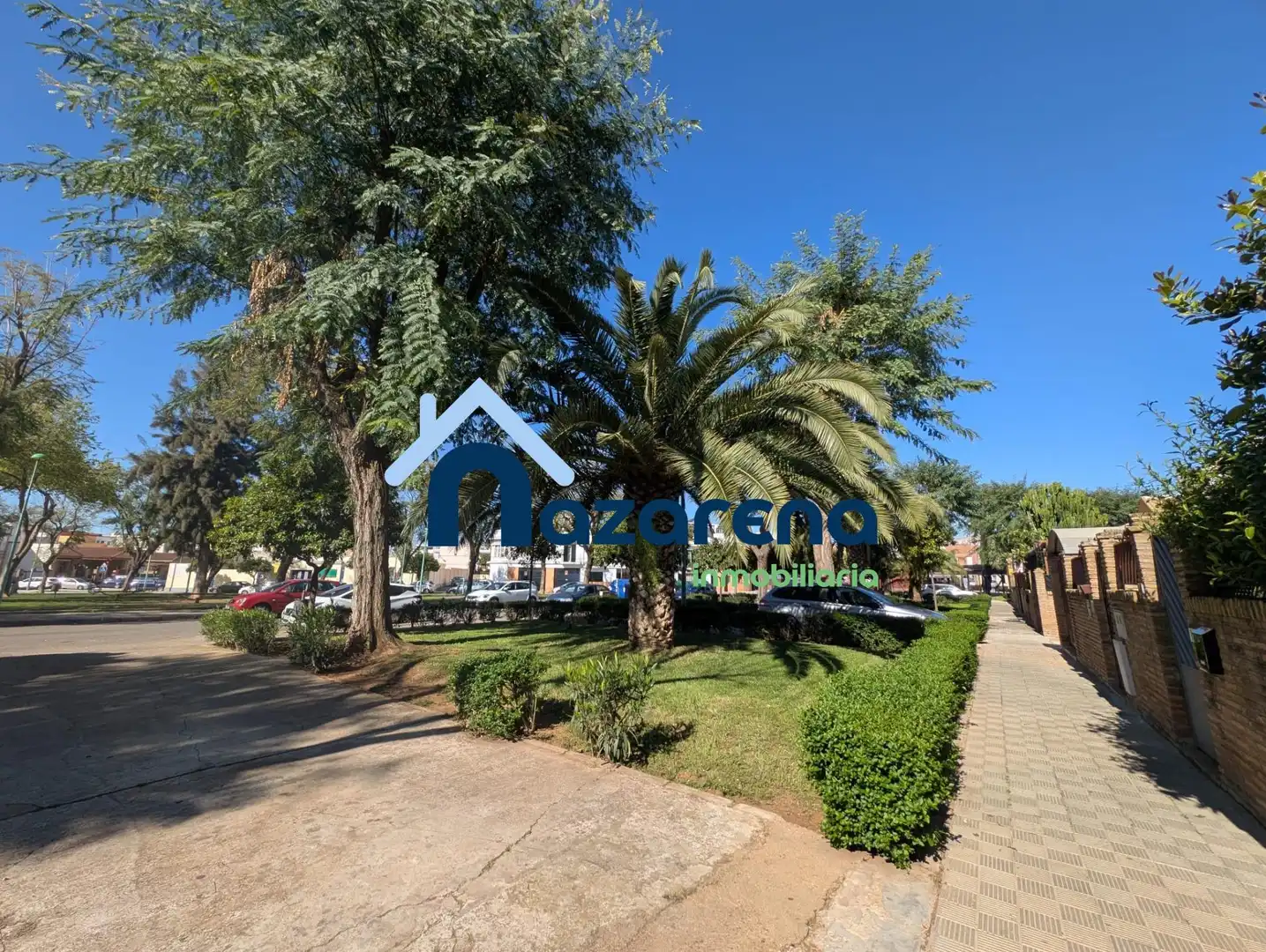 Vista exterior de Casa o xalet en venda en Dos Hermanas amb Aire condicionat, Jardí privat i Parquet