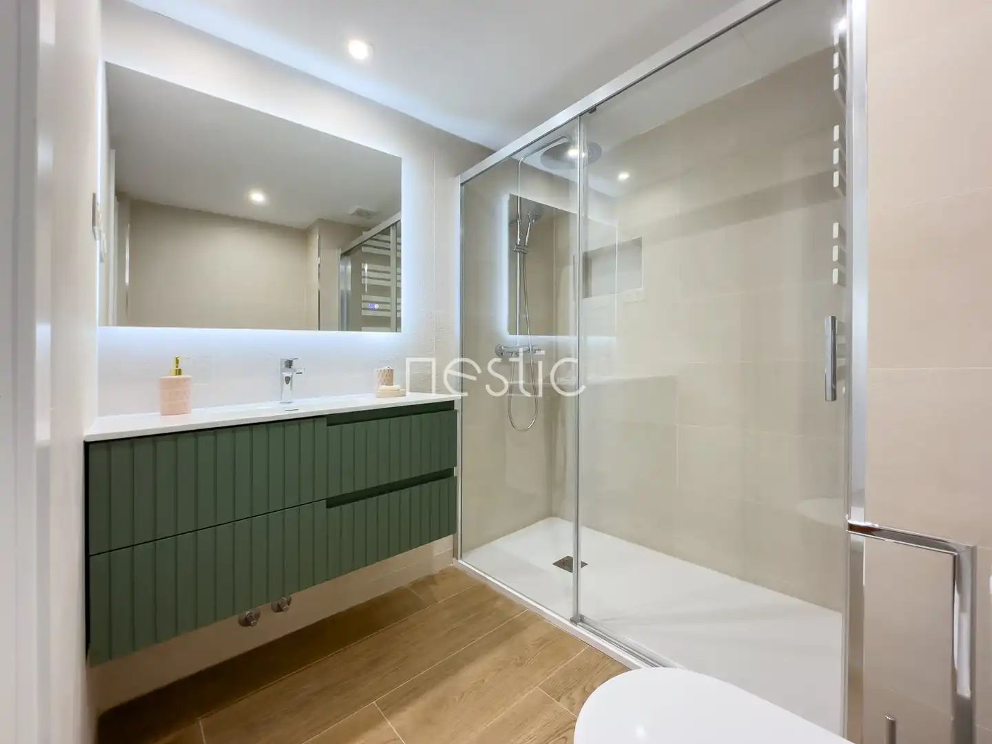 Bany de Apartament de lloguer en Madrid amb Aire condicionat, Calefacció i Terrassa