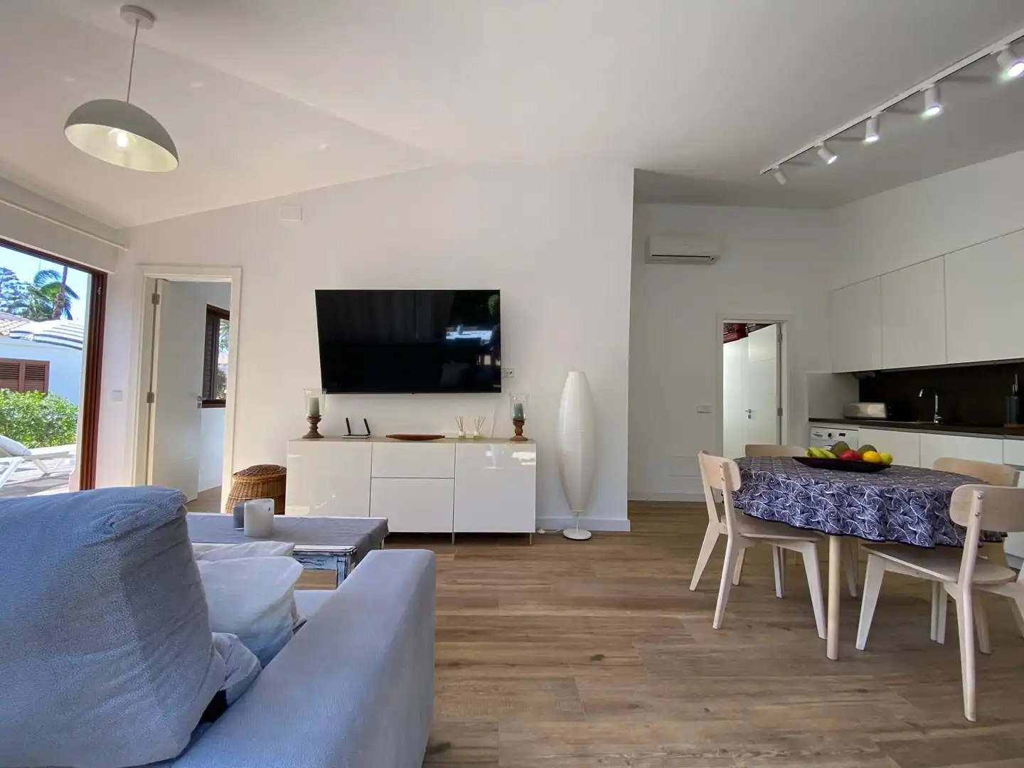 Sala d'estar de Casa o xalet en venda en San Bartolomé de Tirajana amb Aire condicionat, Terrassa i Moblat