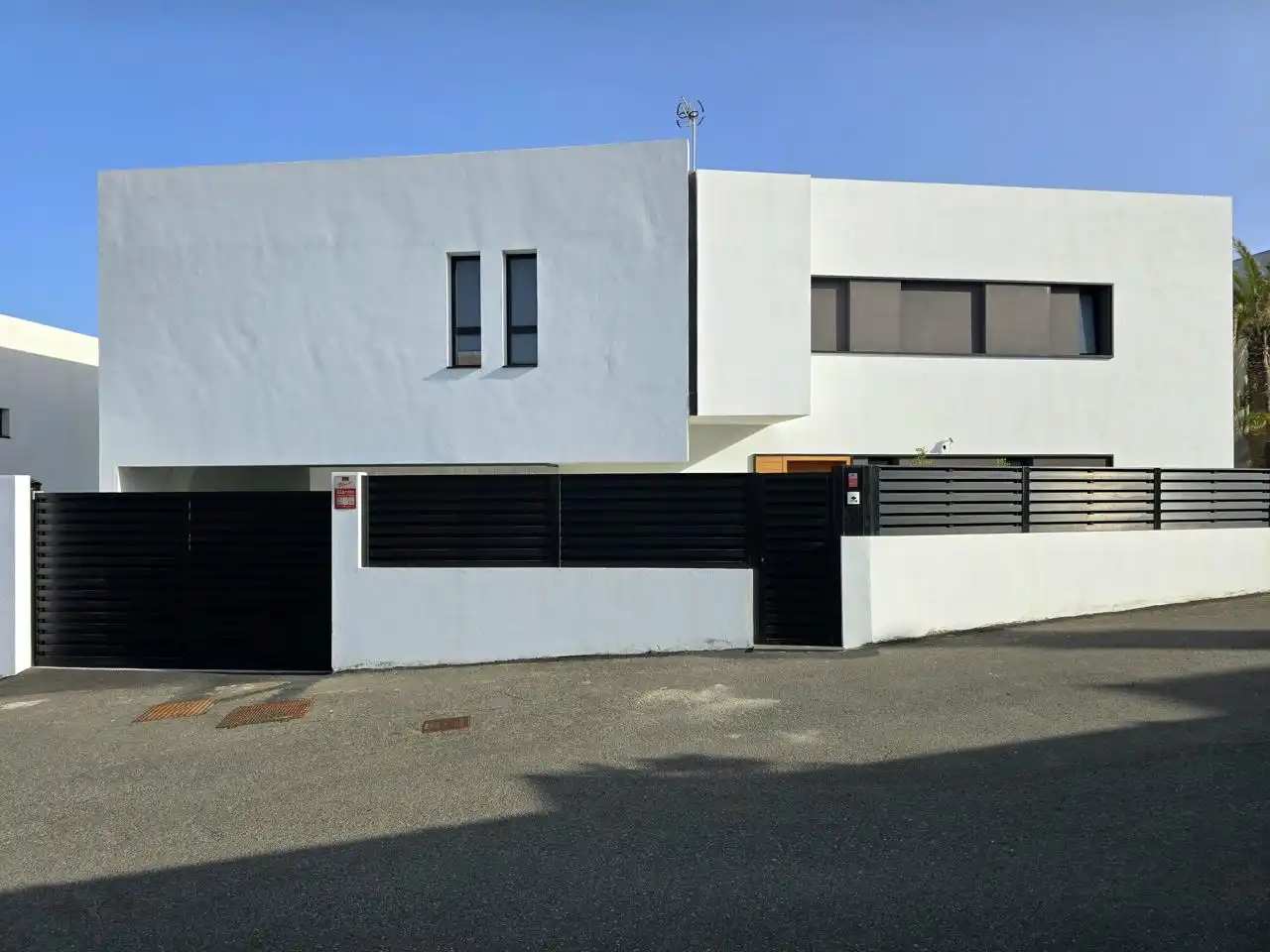 Vista exterior de Casa o chalet en venta en Las Palmas de Gran Canaria con Jardín privado, Terraza y Piscina