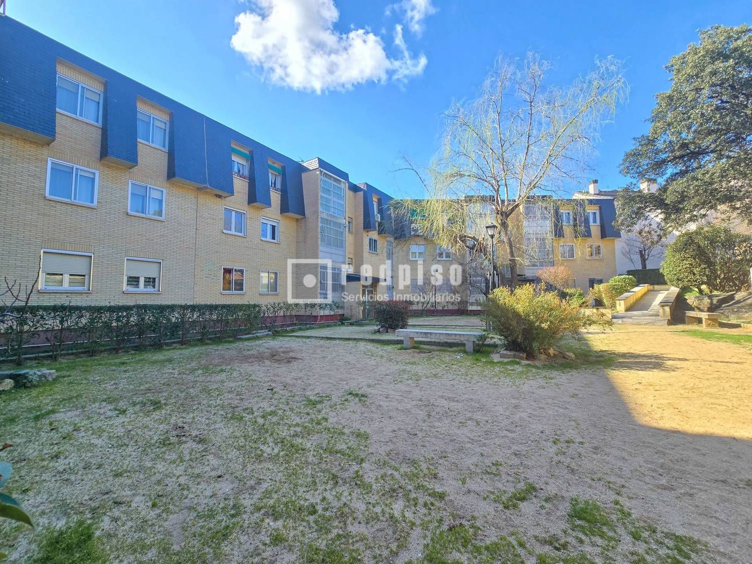 Außenansicht von Wohnung zum Verkauf in Alpedrete mit Klimaanlage, Heizung und Privatgarten