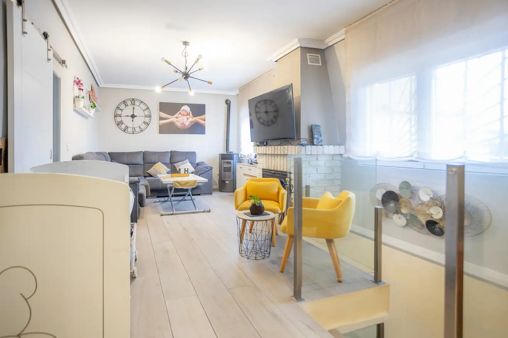 Sala de estar de Casa o chalet en venta en Casarrubios del Monte con Aire acondicionado, Calefacción y Jardín privado
