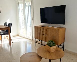 Sala d'estar de Apartament de lloguer en  Sevilla Capital amb Aire condicionat, Moblat i Rentadora