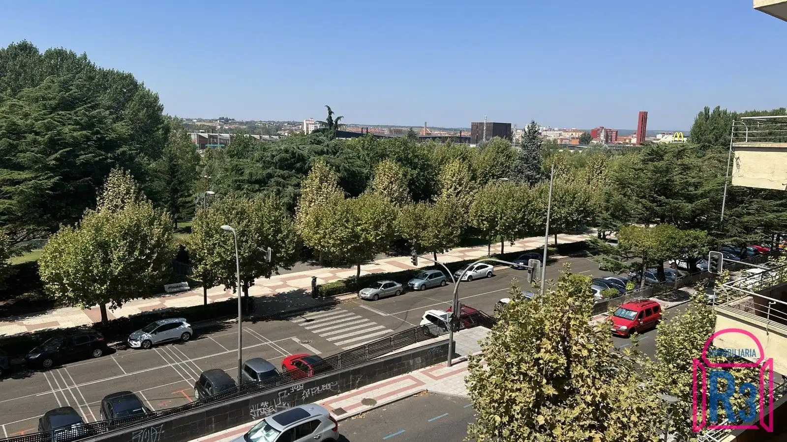 Vista exterior de Apartamento en venta en León Capital  con Calefacción, Terraza y Trastero