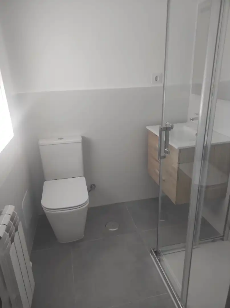 Bathroom of Flat for share in Vigo   with Heating, Terrace and Furnished