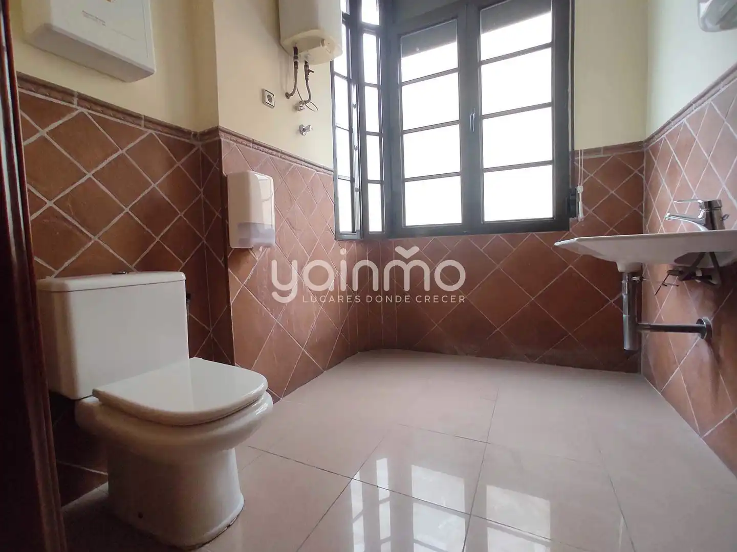 Badezimmer von Gebäude zur Miete in Jaén