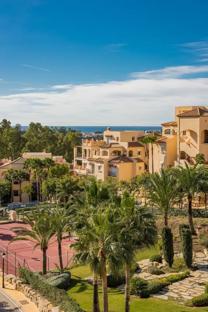 Vista exterior de Apartament en venda en Estepona amb Aire condicionat, Terrassa i Traster