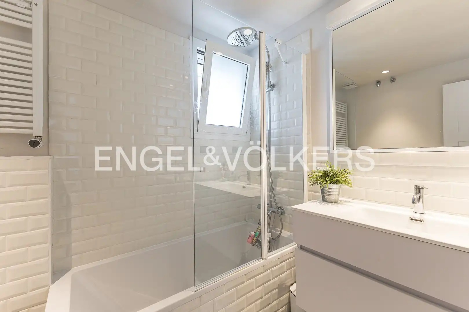 Bathroom of Houses for rent in Castelldefels  with Air Conditioner, Heating and Private garden