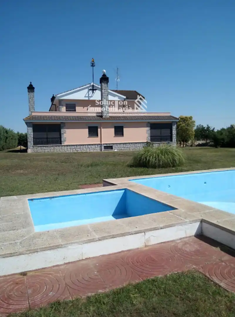 Swimming pool of Houses for sale in Villares de la Reina  with Heating and Swimming Pool