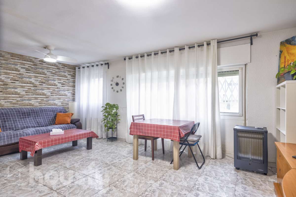 Pis en venda a CL VIA FAVENCIA, La Guineueta