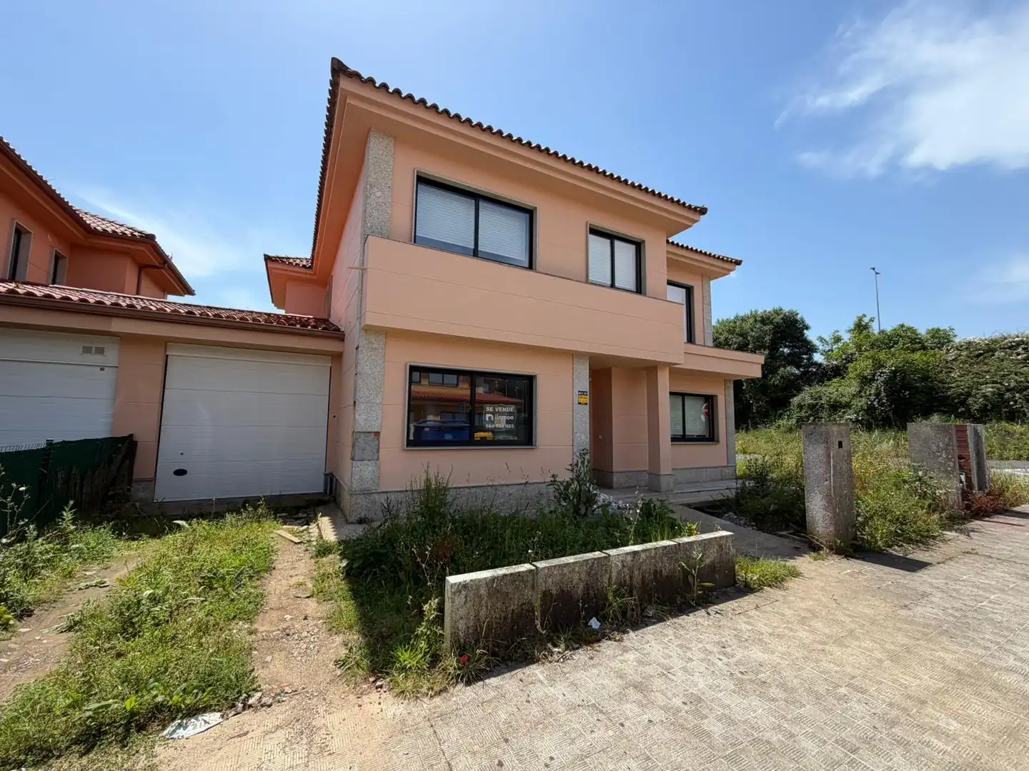 Vista exterior de Casa adosada en venda en Ferrol amb Jardí privat, Parquet i Balcó