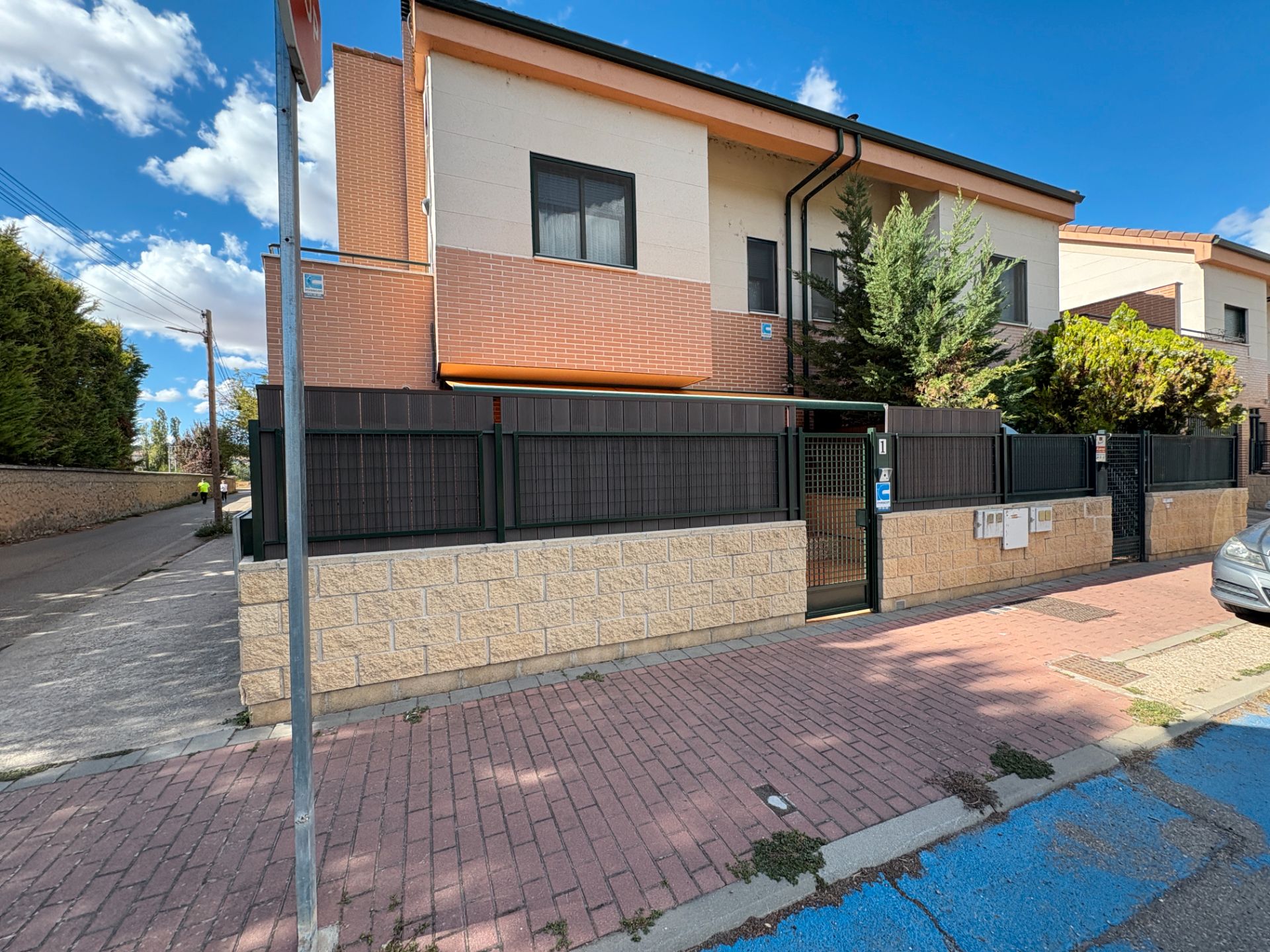 Vista exterior de Casa adosada en venta en Simancas con Aire acondicionado, Calefacción y Jardín privado