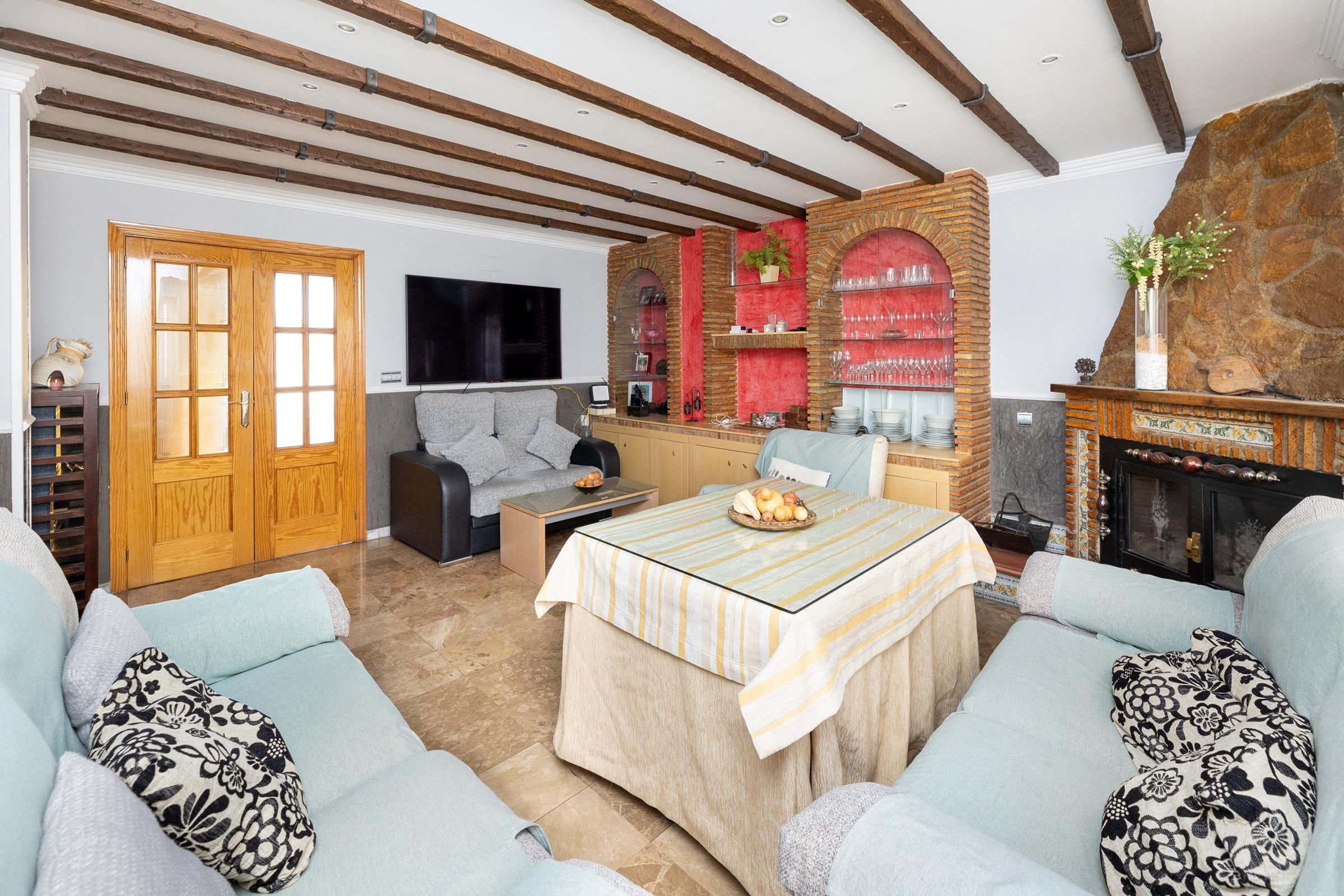 Sala d'estar de Casa adosada en venda en Jun amb Terrassa