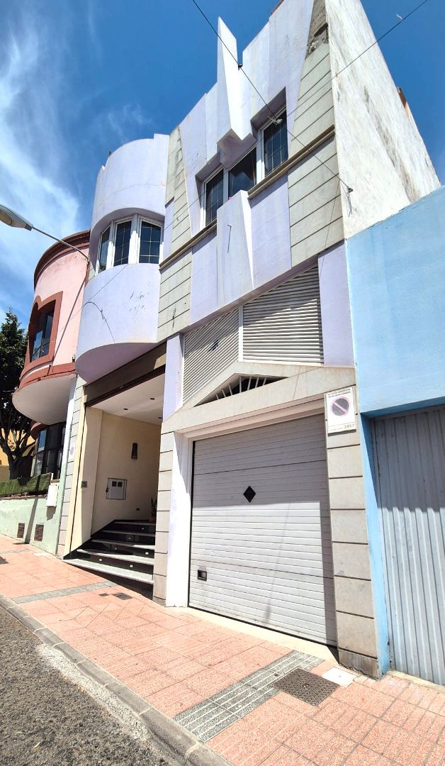 Vista exterior de Casa o xalet en venda en Telde amb Aire condicionat, Terrassa i Moblat