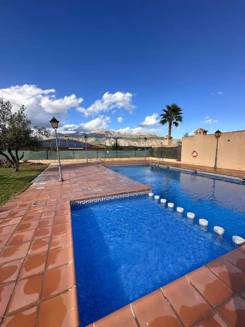 Piscina de Casa adosada en venda en La Nucia amb Jardí privat, Terrassa i Traster