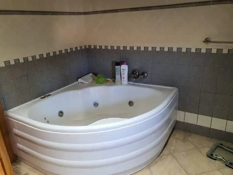 Bany de Casa o xalet en venda en Alicante / Alacant amb Jardí privat, Terrassa i Piscina
