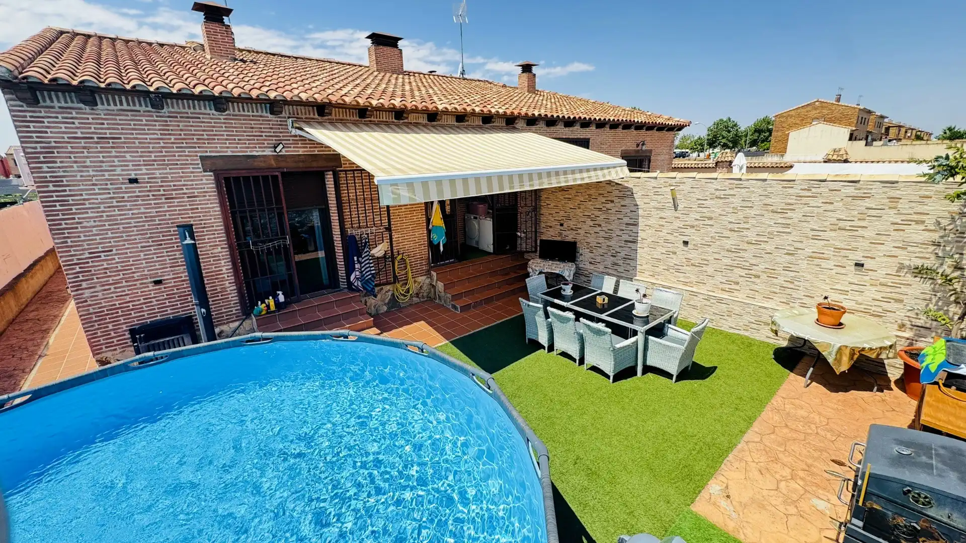 Terrassa de Casa o xalet en venda en Cedillo del Condado amb Aire condicionat, Calefacció i Jardí privat