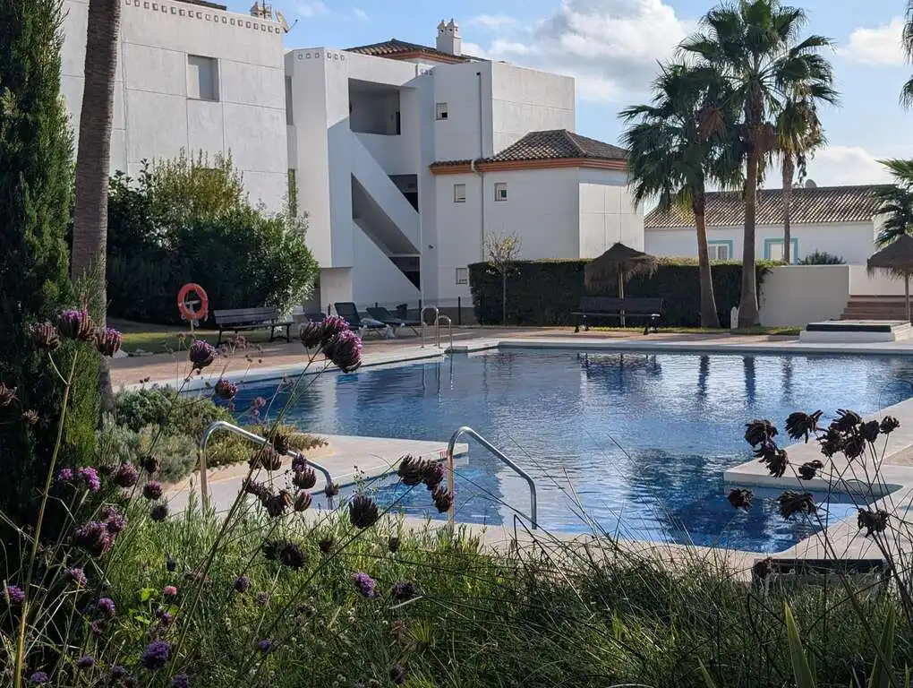 Schwimmbecken von Wohnung zum Verkauf in La Alcaidesa mit Klimaanlage, Heizung und Terrasse
