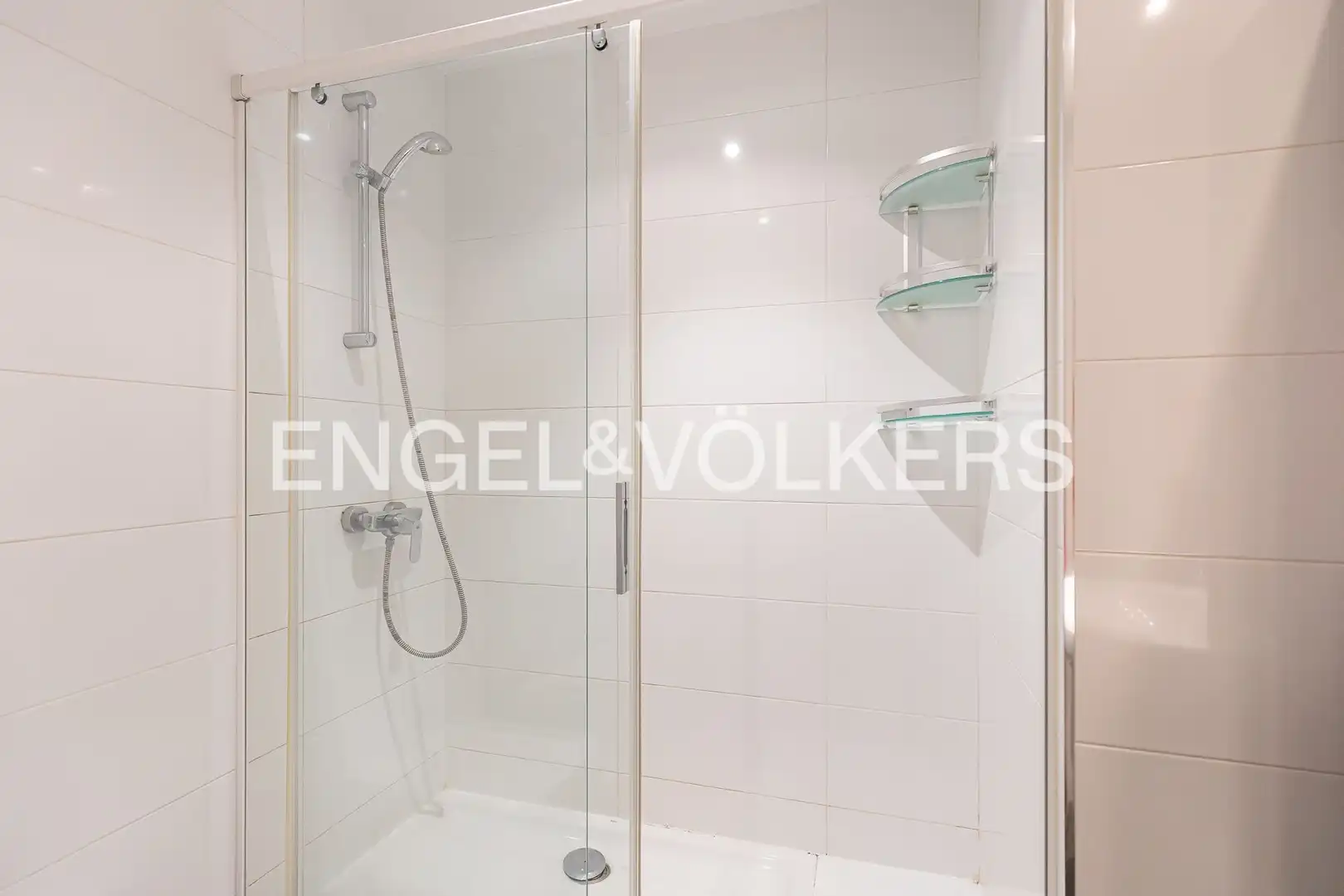 Bathroom of Flat for rent in Madrid  with Air Conditioner, Heating and Parquet flooring