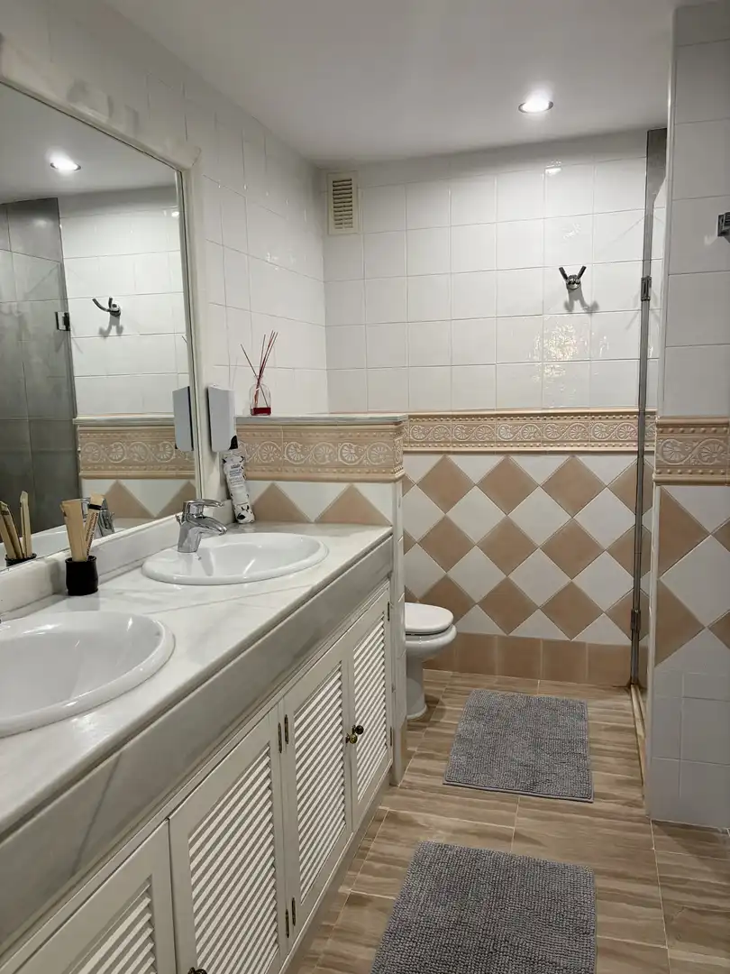 Bany de Apartament de lloguer en Marbella amb Aire condicionat, Terrassa i Piscina