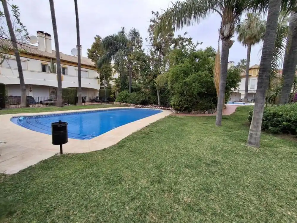 Piscina de Casa adosada en venta en Marbella con Aire acondicionado, Terraza y Trastero