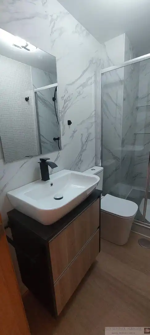 Bany de Pis de lloguer en Albacete amb Aire condicionat, Calefacció i Moblat