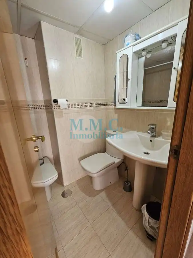 Baño de Piso en venta en Roquetas de Mar con Aire acondicionado, Terraza y Amueblado