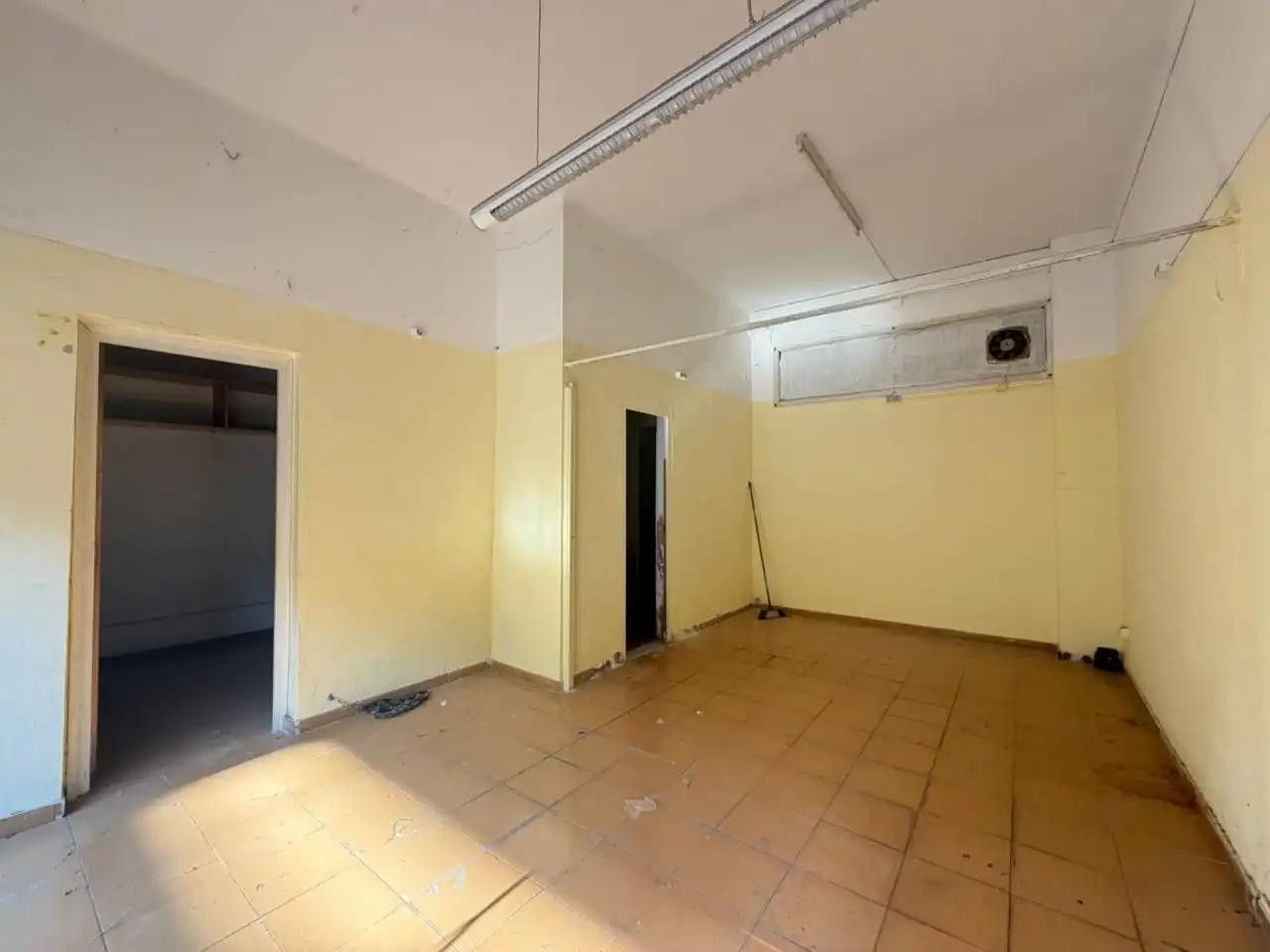 Local comercial en venda a Plaza Antoni Gaudí, imagen 2