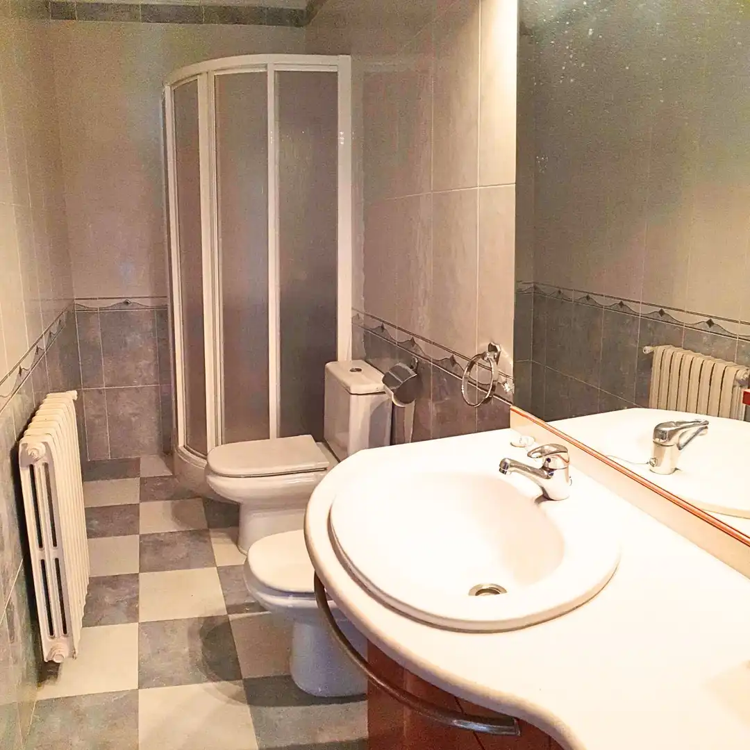 Badezimmer von Wohnung zum Verkauf in Ibdes mit Heizung und Terrasse