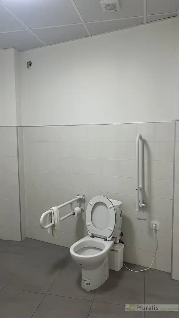 Bany de Local de lloguer en Illescas amb Aire condicionat