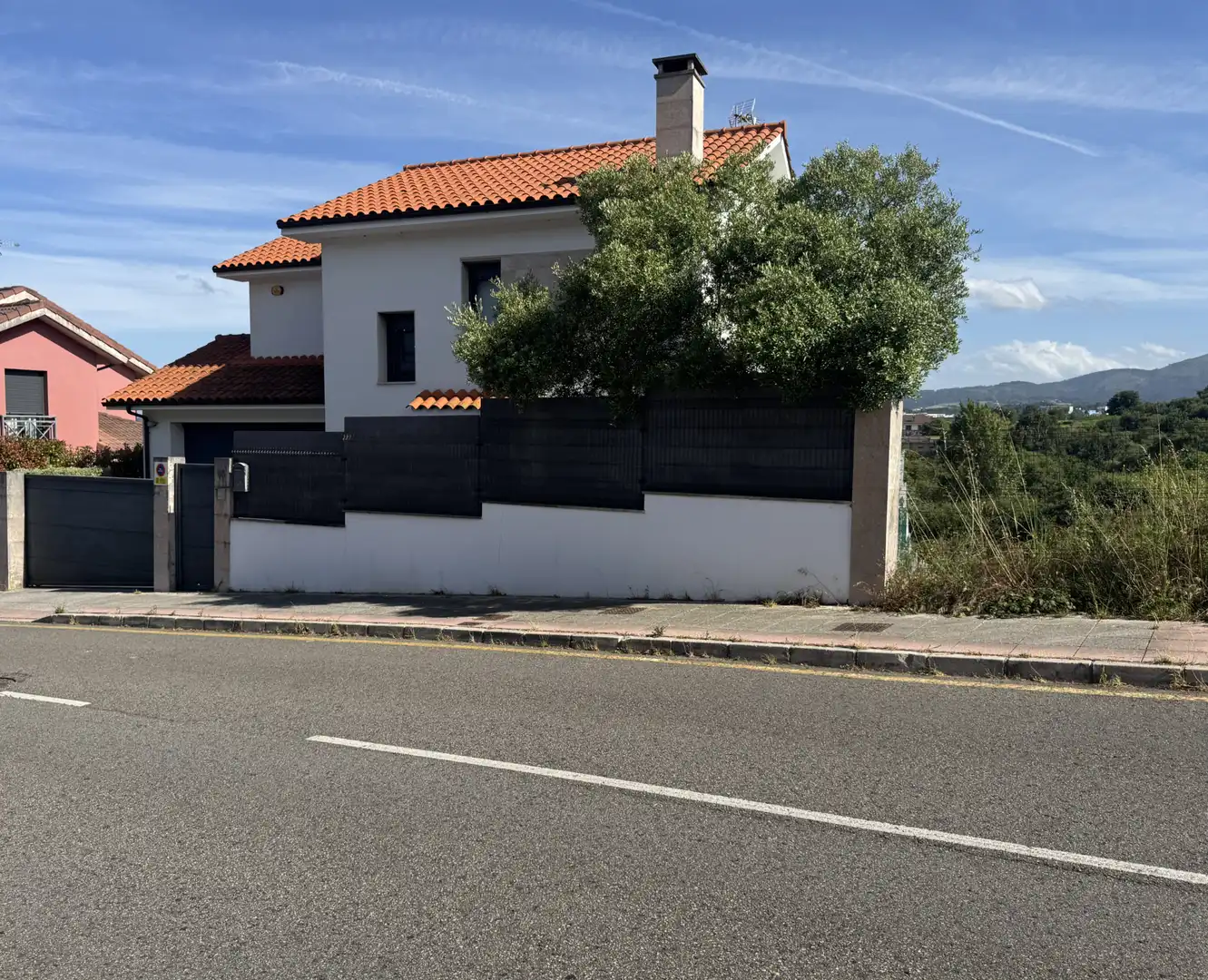 Vista exterior de Casa o xalet en venda en Avilés amb Calefacció, Jardí privat i Parquet