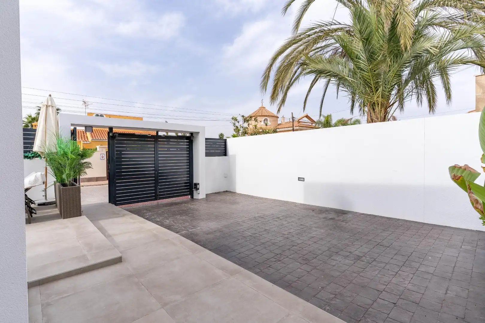Vista exterior de Casa o xalet en venda en Torrevieja amb Aire condicionat, Calefacció i Jardí privat