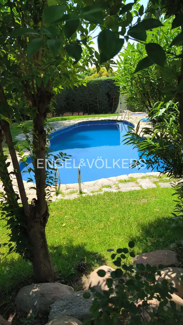 Piscina de Casa o chalet en venta en Madrid con Aire acondicionado, Calefacción y Jardín privado