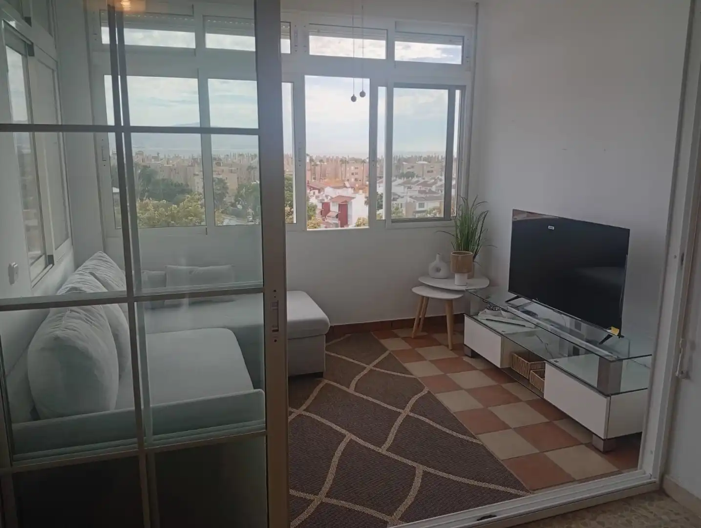 Sala de estar de Estudio de alquiler en Málaga con Terraza, Amueblado y Piscina comunitaria