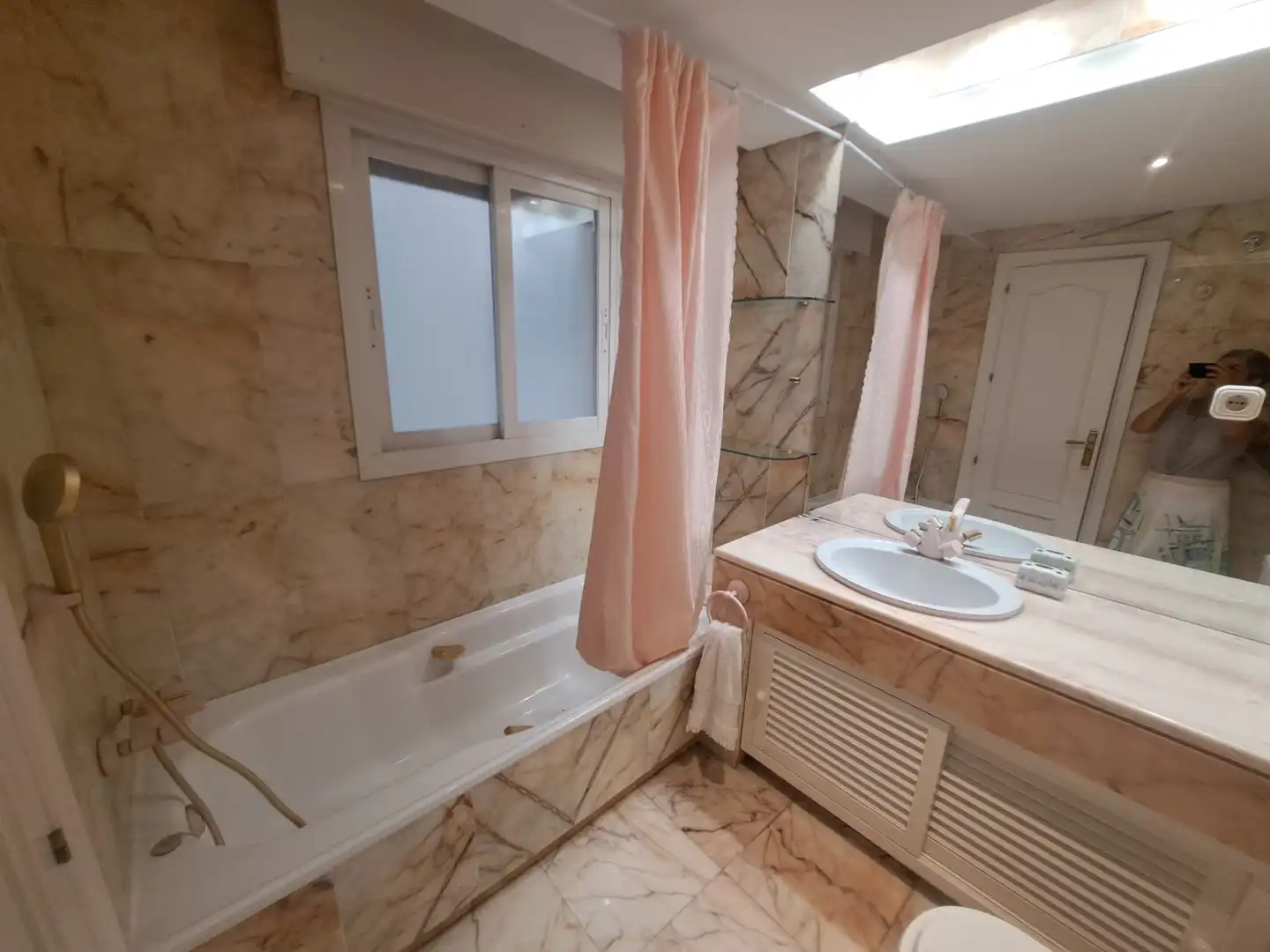 Badezimmer von Wohnung zur Miete in Marbella mit Klimaanlage, Heizung und Terrasse