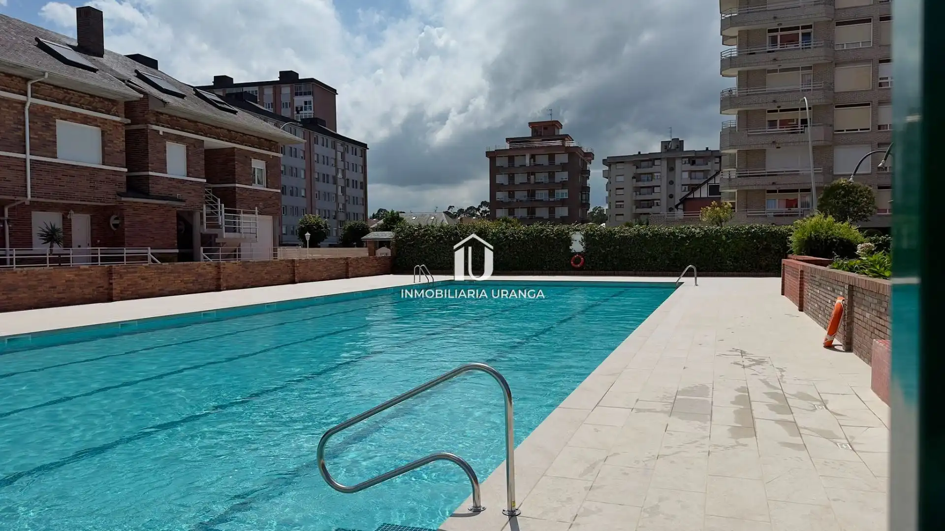 Piscina de Piso en venta en Laredo con Calefacción, Terraza y Piscina comunitaria